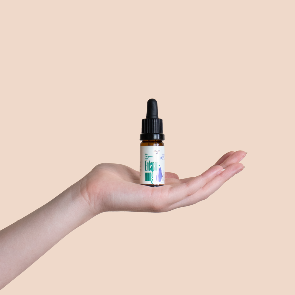 CBD Entspannung 10% in einer hand