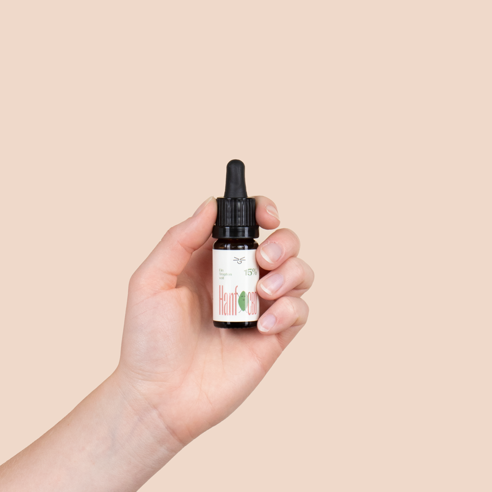 Vollspektrum CBD Öl Hanf 15% in einer Hand