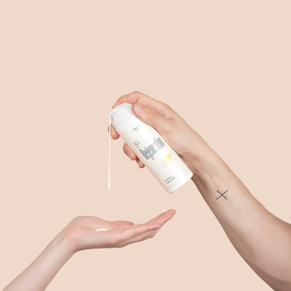 CBD Lotion auf Hand